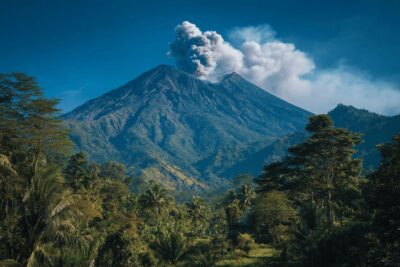 Éruption volcanique Indonésie Bali : Quels risques en 2025 ?